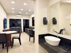 Handuk, sabun,  dan tisu toilet