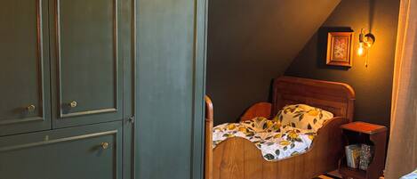 2 bedrooms, travel cot, free WiFi, bed sheets