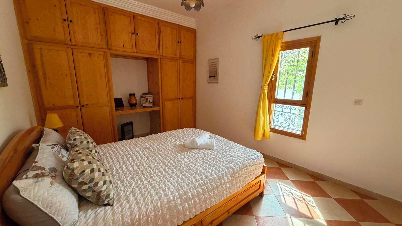 4 bedrooms, iron/ironing board, internet, bed sheets