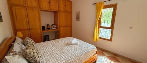 4 bedrooms, iron/ironing board, internet, bed sheets