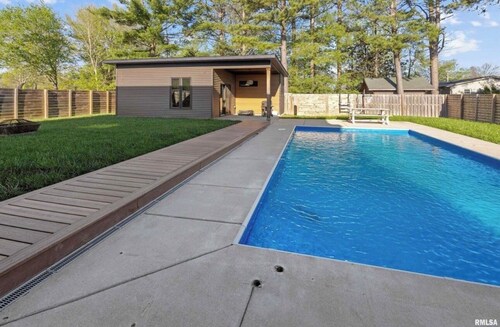 Marion Cabin private pool, pickleball, park, walking paths, and put-put golf