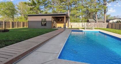 Marion Cabin private pool, pickleball, park, walking paths, and put-put golf