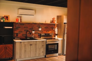 Fridge, oven, stovetop, coffee/tea maker