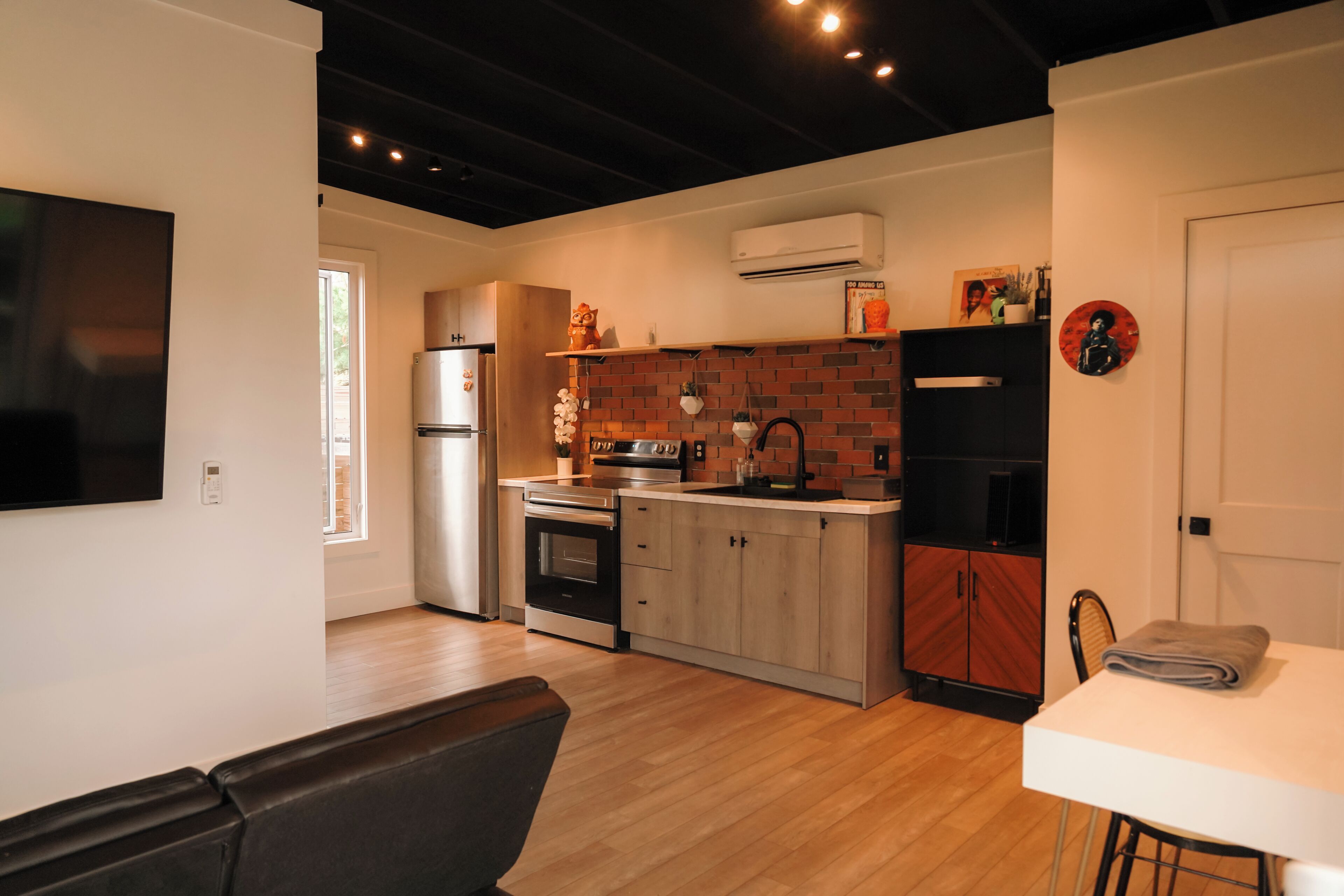 Fridge, oven, stovetop, coffee/tea maker