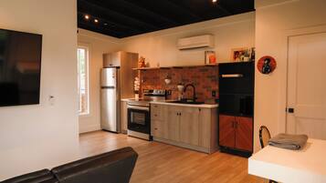 Fridge, oven, stovetop, coffee/tea maker