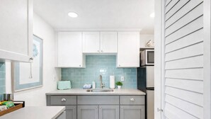 Coffee/tea maker, fridge, microwave, electric kettle - Lido Bungalow Walk to Beach & St. Armand's Circle (Sarasota)