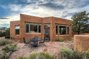 Outdoor dining - Beautiful 2-bedroom cottage in nice Crestone for a relaxing stay (Crestone)