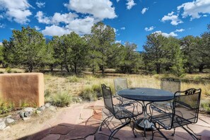 Outdoor dining - Beautiful 2-bedroom cottage in nice Crestone for a relaxing stay (Crestone)
