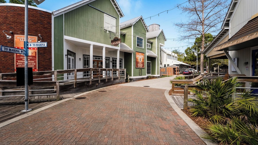 Wharf & Wander by Avantstay Walk to Village + Beach Tram + Resort Pool + Golf Baytowne Wharf