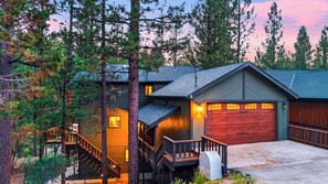 A cabin with a staircase, a garage, and a deck. - London Pines Lodge by Avantstay Pine-view Big Bear Cabin Hot Tub + Game Room (Big Bear City)