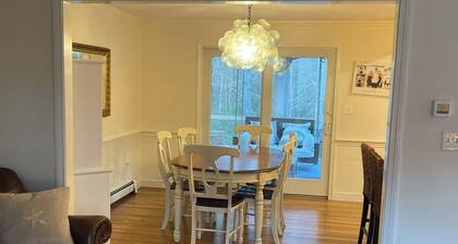 Spacious 4-bedroom house in lovely Duxbury with AC 4 miles to Duxbury beach