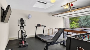 Ein Raum mit Laufband, Ergometer und Kicker.