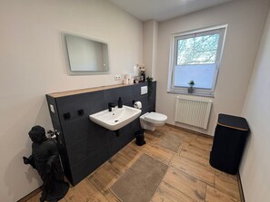 Dusj, hårføner, håndklær og såpe