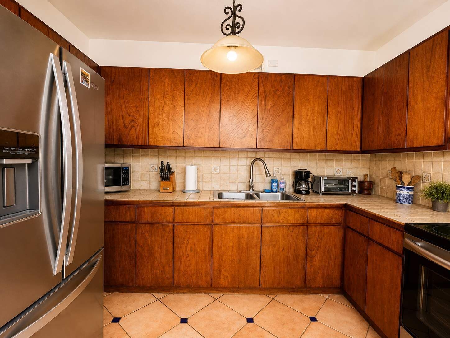 Cafetera y tetera, refrigerador, microondas y horno 