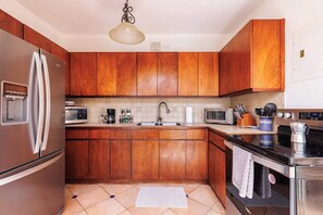 Cafetera y tetera, refrigerador, microondas y horno 