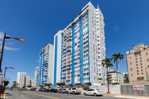 Stylish high-rise in Isla Verde featuring vibrant blue accents, modern design, and just steps from the beach and local attractions. - 1BR Beachfront Apt with Queen Bed Isla Verde (aven ida)
