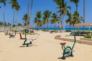 Beachfront outdoor gym where you can work out under the palms with refreshing ocean views — fitness and paradise combined. - 1BR Beachfront Apt with Queen Bed Isla Verde (aven ida)