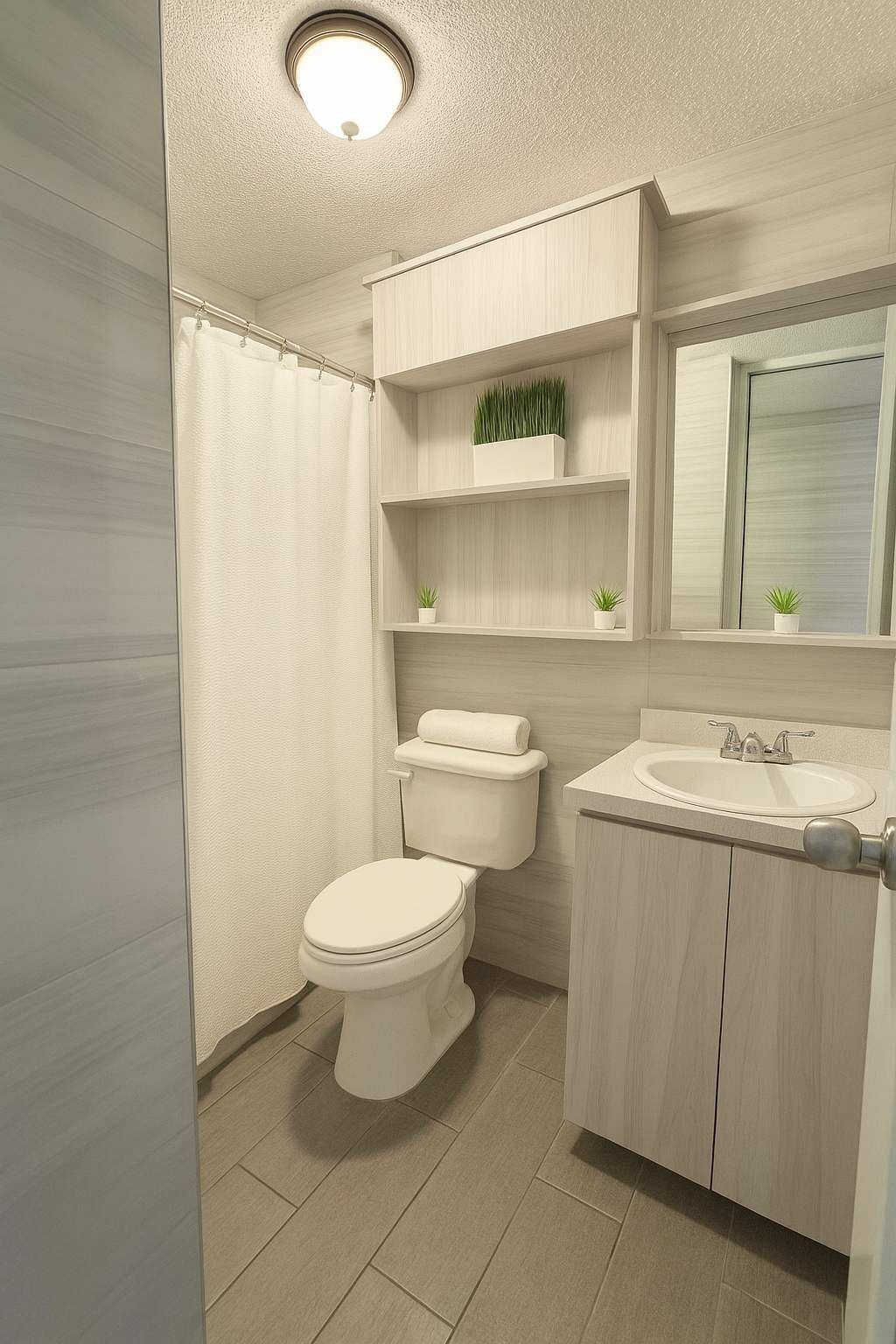 Fresh, modern, and spotless—this bathroom offers a relaxing space with sleek finishes, soft lighting, and all essentials ready for your stay. Perfect for refreshing after a beach day in Isla Verde.