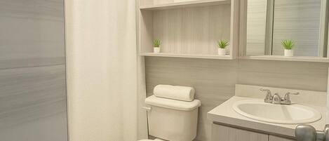 Fresh, modern, and spotless—this bathroom offers a relaxing space with sleek finishes, soft lighting, and all essentials ready for your stay. Perfect for refreshing after a beach day in Isla Verde.