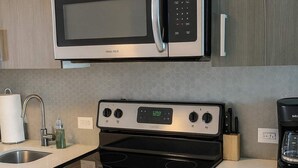 Refrigerador, microondas, horno y parrilla de estufa 