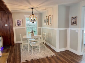Dining - Willard Retreat - Pet friendly, golf cart included (Homosassa)