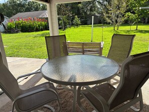 Outdoor dining - Willard Retreat - Pet friendly, golf cart included (Homosassa)