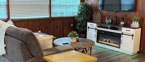 Smart-tv, een dvd-speler en boeken