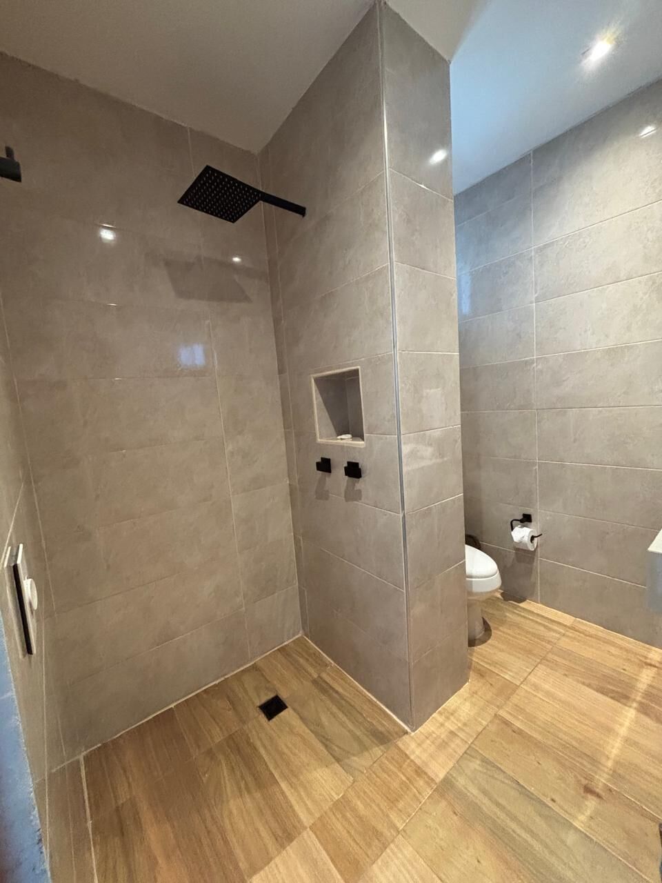 Douche, serviettes fournies, savon, papier toilette