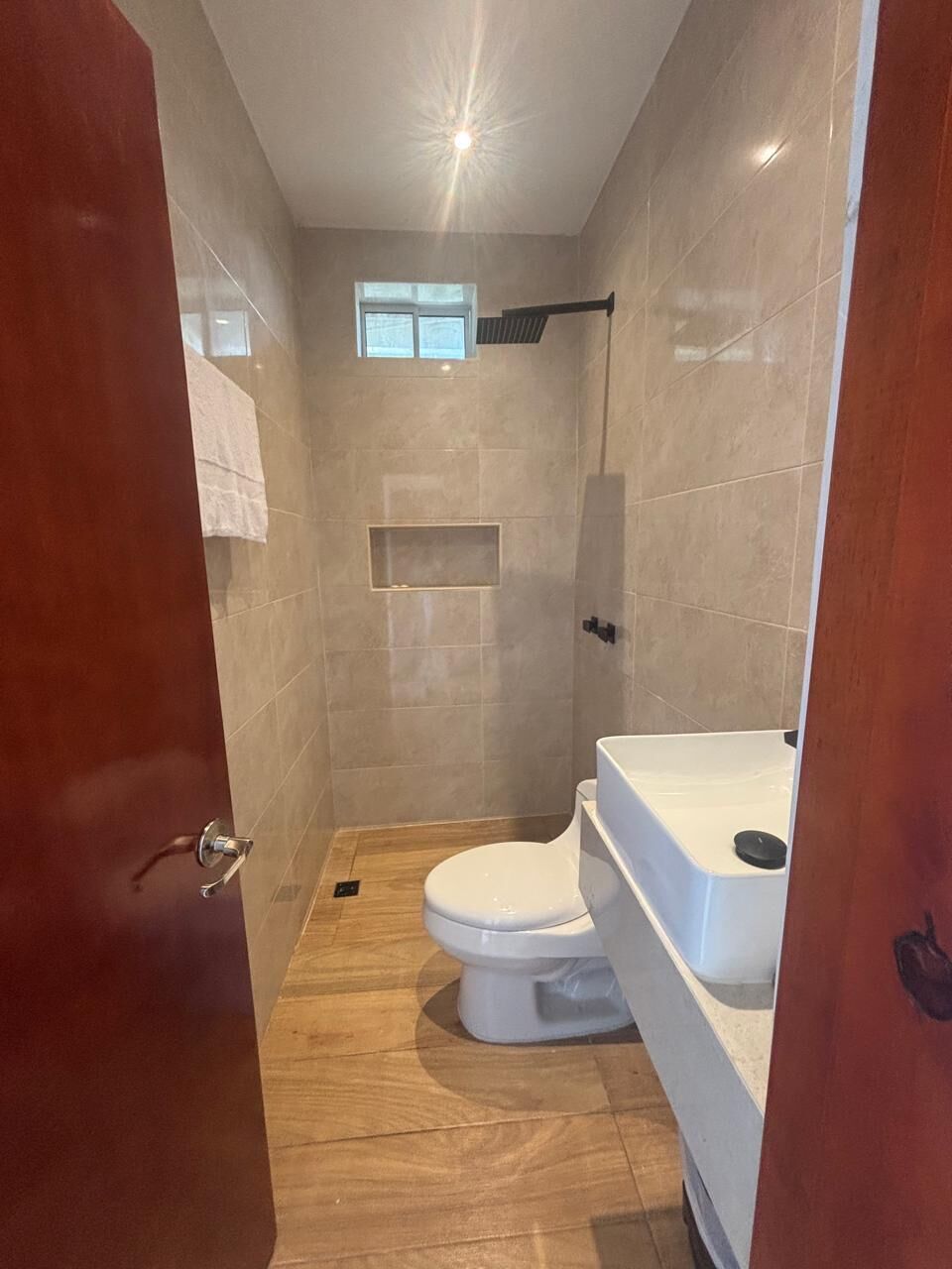 Regadera, toallas, jabón, papel de baño 