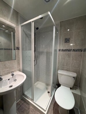 Family Triple Room | Bathroom