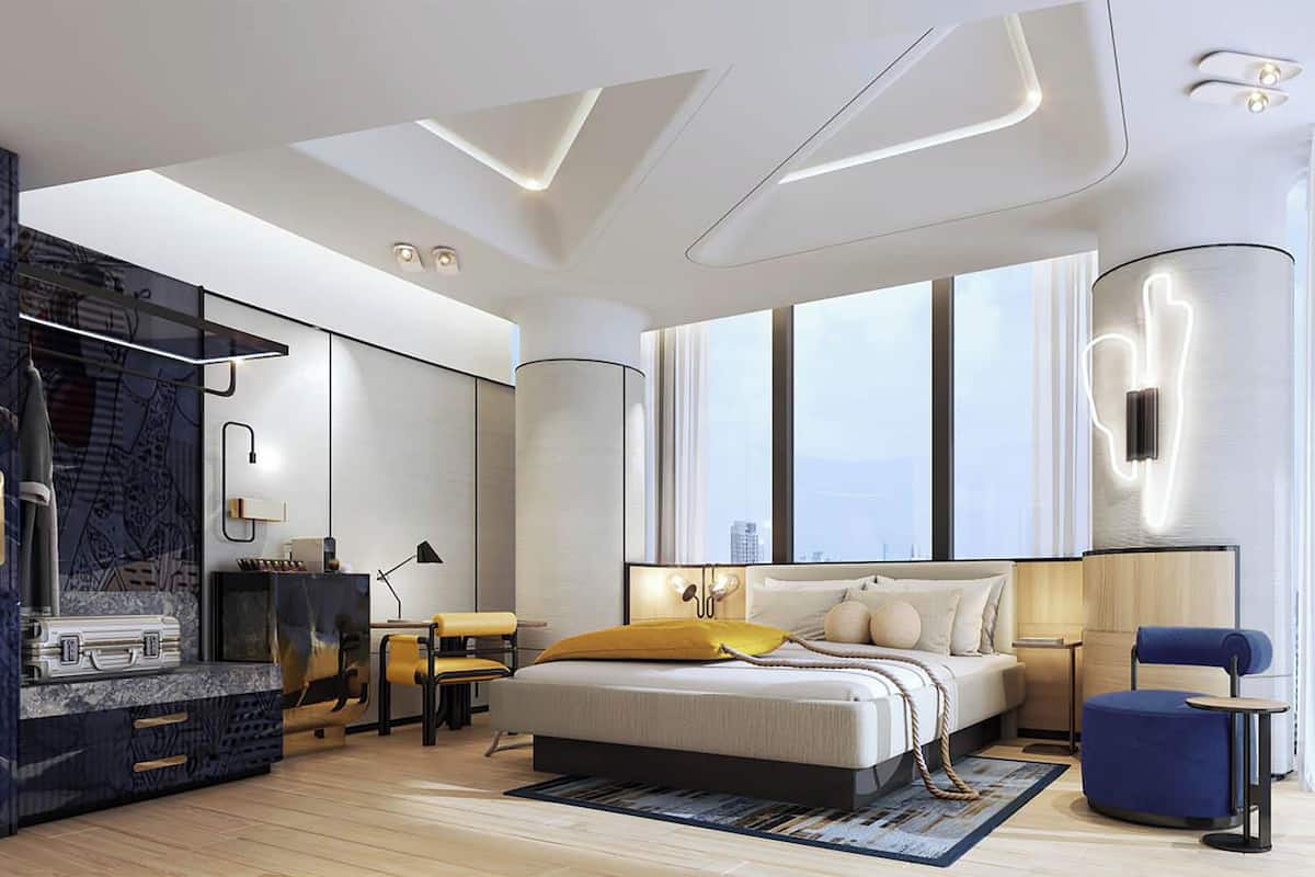 Ein modernes Schlafzimmer mit einem großen Bett, einem integrierten Kamin, Blick auf die Stadt und einem minimalistischen Design.