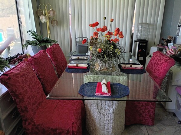 Dining - N Phx/PV "House share" w/Pool w/female & dog. Conveniently located near 51 frwy (Phoenix)