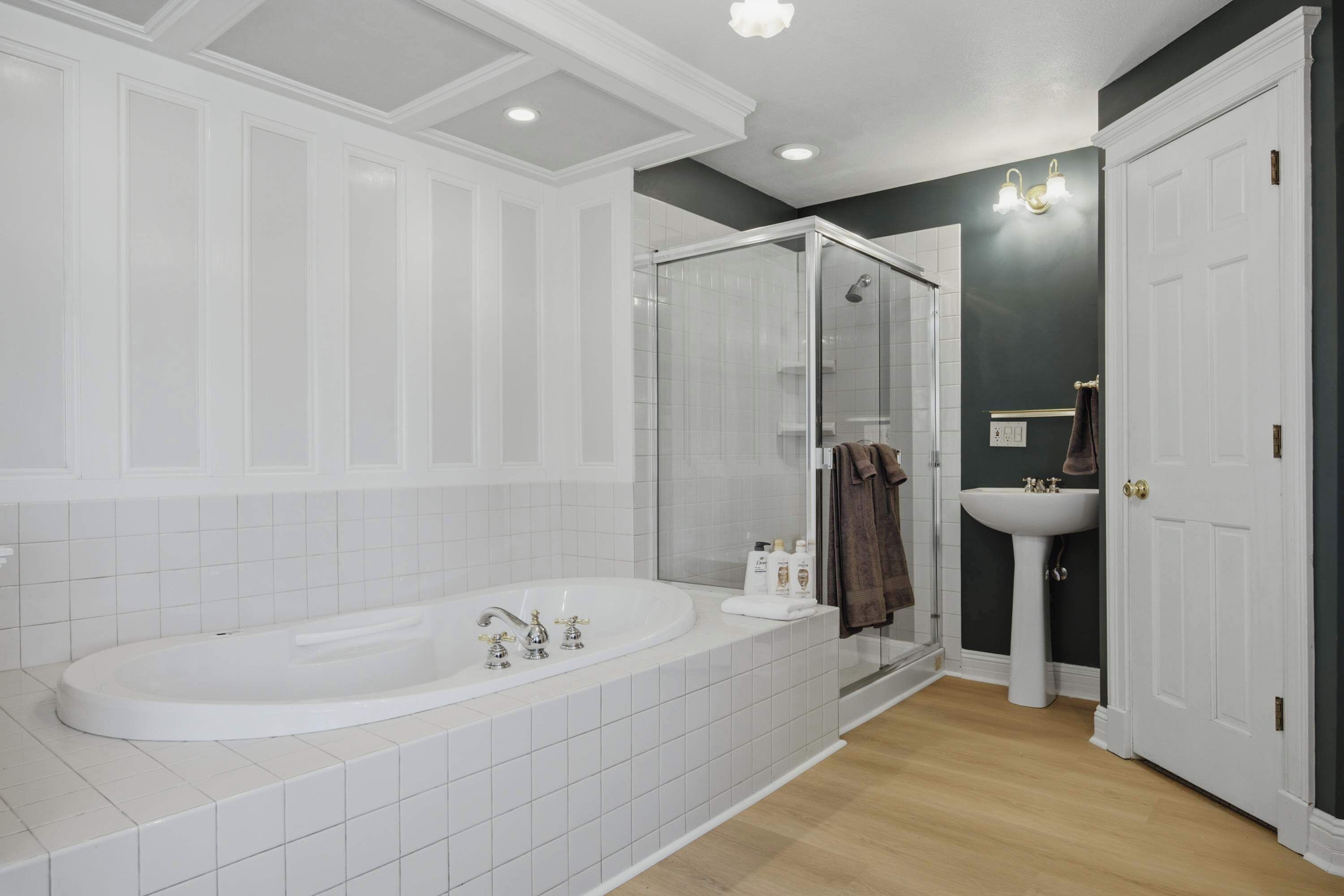 Shower, hair dryer, towels, shampoo