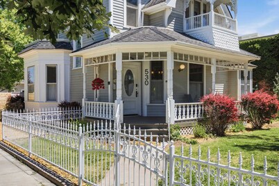 Porter House Victorian | Hot tub & King Suite