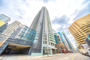 Exterior - Superb 2BR/2BA | World Class Gym + Sauna/Steam | Parking | Downtown Toronto (Toronto)