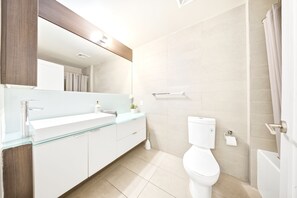 Bathroom - Superb 2BR/2BA | World Class Gym + Sauna/Steam | Parking | Downtown Toronto (Toronto)