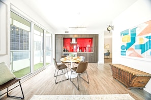Dining - Superb 2BR/2BA | World Class Gym + Sauna/Steam | Parking | Downtown Toronto (Toronto)