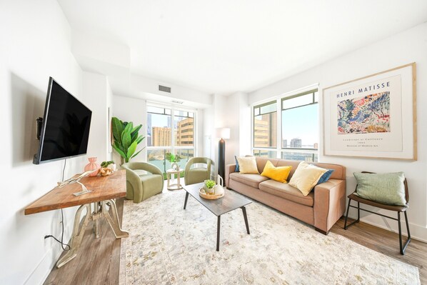 Living area - Superb 2BR/2BA | World Class Gym + Sauna/Steam | Parking | Downtown Toronto (Toronto)