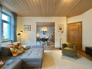Living area - Cozy Rosy (2 bedrooms) (Bamberg)