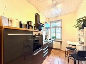 Fridge, stovetop - Cozy Rosy (2 bedrooms) (Bamberg)