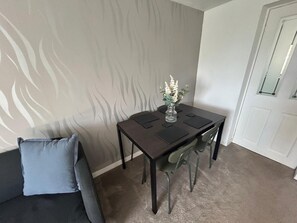 Dining - Sleeps4-familyfriendly-freeparking- Nc500 (Wick)