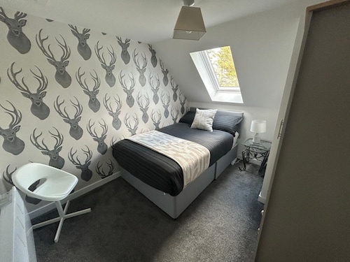 2-bed School House Apartment on the Nc500 Parking