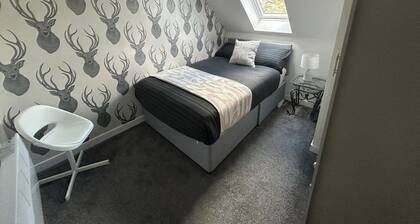 2-bed School House Apartment on the Nc500 Parking