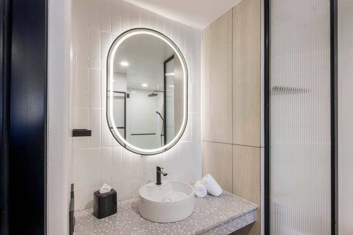 Shower, rainfall showerhead, free toiletries, hair dryer