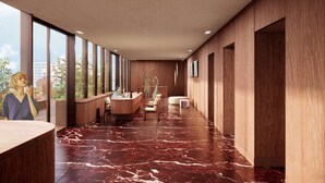 Ein modernes Interieur mit einem langen Korridor, Holzvertäfelung und einem Marmorboden.