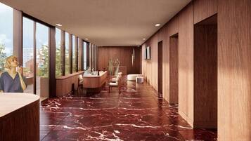 Um interior moderno com um corredor comprido, painéis de madeira e piso de mármore.