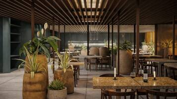 Um restaurante moderno com tetos de ripas de madeira, jardineiras de pedra com vegetação e diferentes opções de assentos.