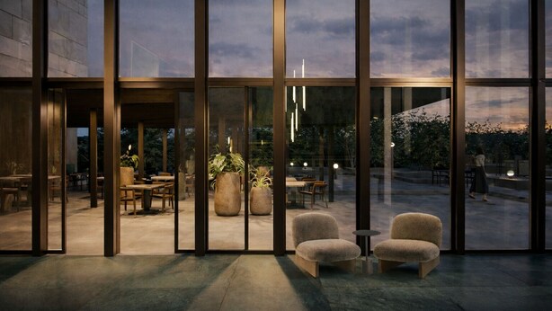 Ein modernes Interieur mit großen Glasfenstern, einer Sitzgruppe mit Stühlen und einer sichtbaren Außenpatio.
