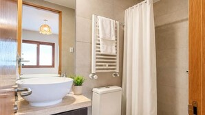 A modern bathroom with a sink, toilet, and shower. - kery’s sweet home in valle nevado (Lo Barnechea)