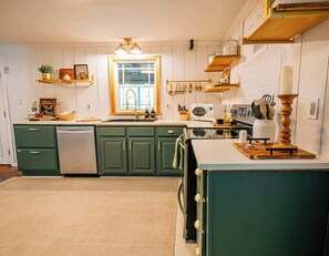 Wasserkocher mit Kaffee-/Teezubehör, Kühlschrank, Mikrowelle, Ofen